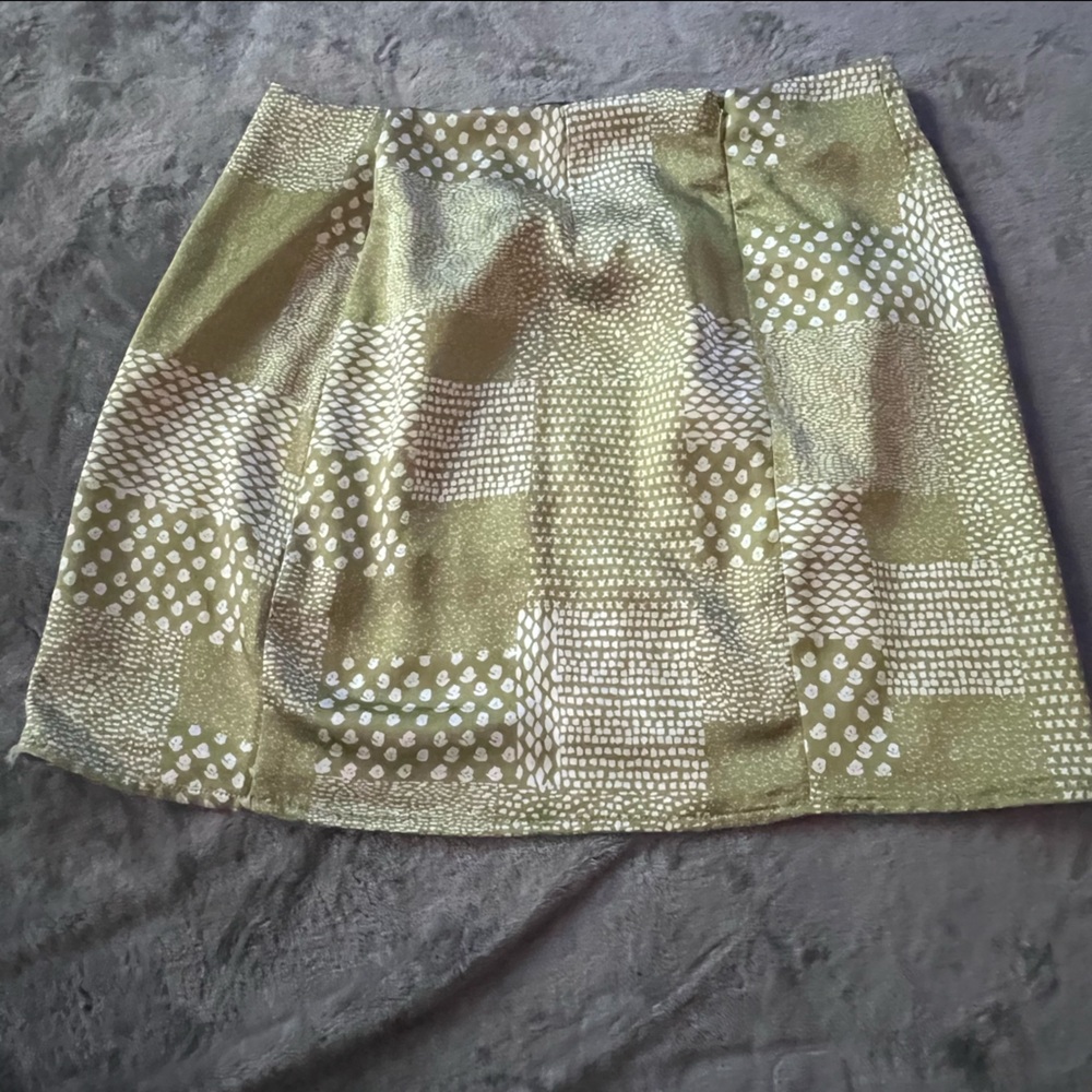 BRAND NEW: Green/white silk soft skirt, Kendall&Kylie